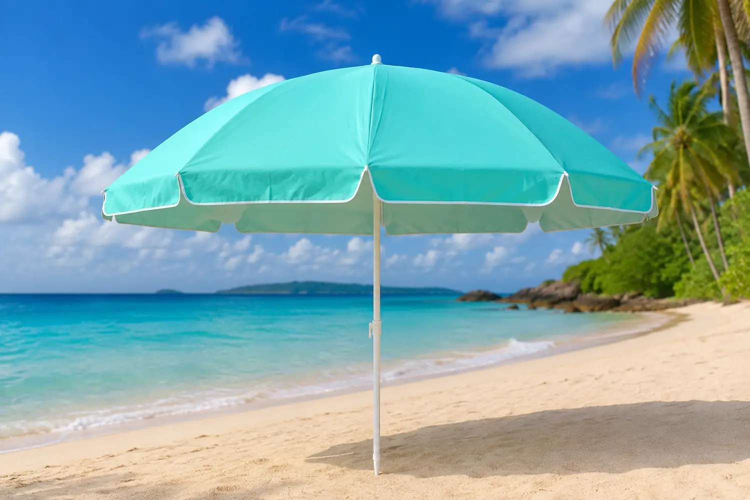 Parasol turquoise réellement utilisé par Plage Paradise Location sur une plage de Guadeloupe